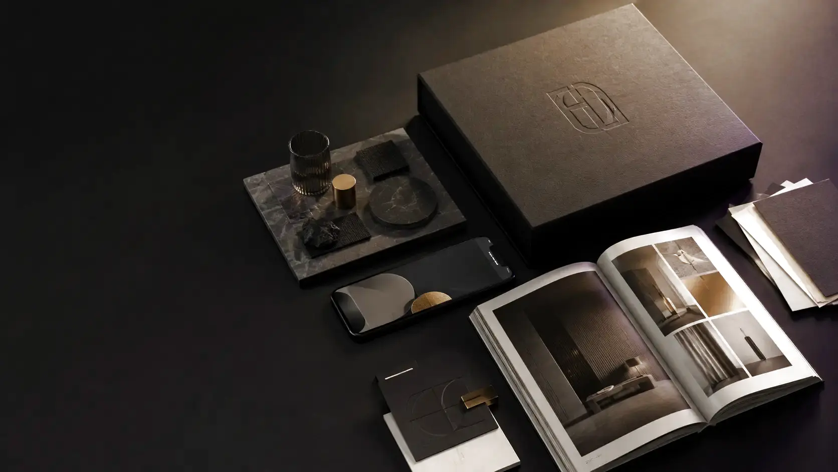 Mörk designstudio med förpackning, materialprover, magasin och digital prototyp